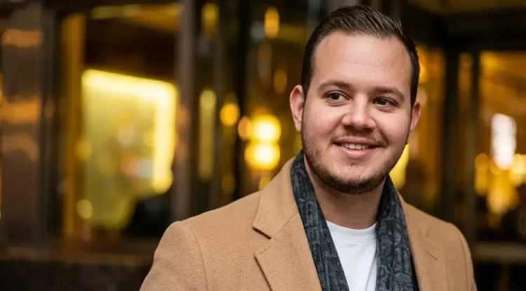 <p><span style="color:#B22222"><em><strong>&Uuml;mraniye'de gen&ccedil; futbolcu Kubilay Kaan Kundak&ccedil;ı'nın hayatını kaybettiği trajik olay, iş ve magazin d&uuml;nyasını sarsan yeni bir boyuta evrildi. Soruşturma kapsamında adı ge&ccedil;en iş insanı Alaattin Kadayıf&ccedil;ıoğlu ve &uuml;nl&uuml; isim Aleyna Kalaycıoğlu hakkındaki iddialar g&uuml;ndemin merkezine oturdu. Peki, Alaattin Kadayıf&ccedil;ıoğlu kimdir, ka&ccedil; yaşında?</strong></em></span></p>
