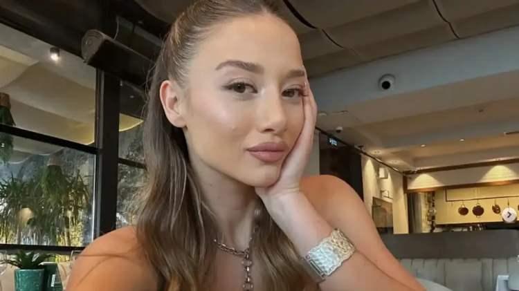 <p><strong>Karanlık olaylar zinciri s&uuml;rerken, Alaattin Kadayıf&ccedil;ıoğlu'nun adı bu kez eski Survivor yarışmacısı ve şarkıcı Aleyna Kalaycıoğlu ile anılmaya başladı. İkili hakkında &ccedil;eşitler iddialar ortaya atılsa da taraflardan herhangi bir a&ccedil;ıklama gelmedi.</strong></p>
