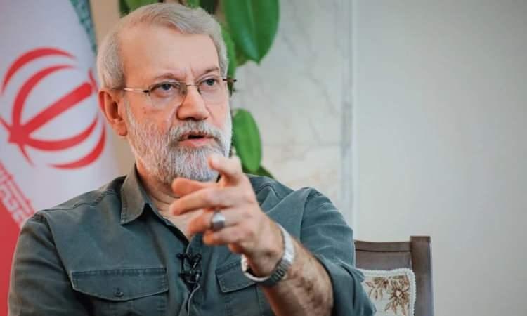 <p><span style="color:#B22222"><strong>ALİ LARİCANİ KİMDİR?</strong></span></p>

<p>Ali Laricani, 1958 yılında Irak'ın Necef şehrinde doğdu. İran'ın Amul kentinden, dini ve siyasi a&ccedil;ıdan etkili bir aileye mensuptu. Babası, tanınmış bir din alimi olan Mirza Haşim Amuli idi.</p>
