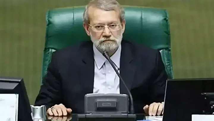 <p>Laricani, &uuml;lkenin en prestijli &uuml;niversitelerinden Şerif Teknoloji &Uuml;niversitesinde matematik ve bilgisayar bilimi alanında lisans yaptı ardından Batı felsefesi &uuml;zerine doktorasını tamamladı ve &ouml;zellikle Alman filozof Immanuel Kant &uuml;zerine &ccedil;alıştı.</p>
