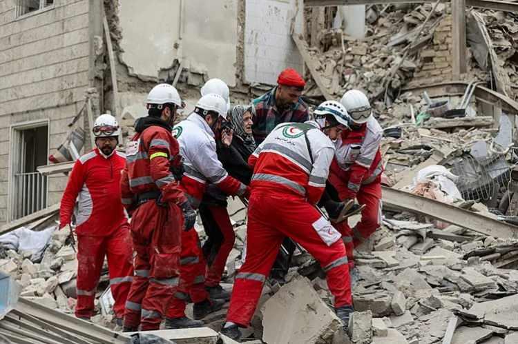 <p>Ailesindeki diğer isimler de İran siyasetinde etkili oldu. Kardeşlerinden Sadık Laricani uzun yıllar yargı erkinin başında g&ouml;rev yaptı, Muhammed Cevad Laricani ise dış politika ve insan hakları alanlarında &ouml;nemli g&ouml;revler &uuml;stlendi. Bu y&ouml;n&uuml;yle Laricani ailesi, İran'ın y&ouml;netim yapısında uzun yıllar etkili oldu.</p>

<p>&nbsp;</p>
