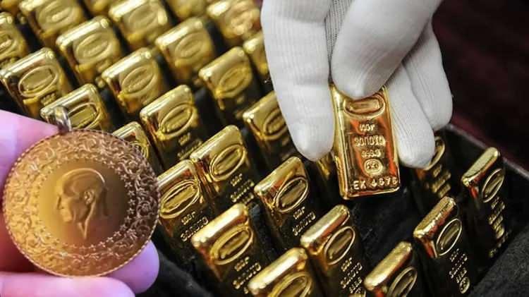 <p><strong>&ldquo;ELİNİZDEKİ ALTIN VE G&Uuml;M&Uuml;ŞE SAHİP &Ccedil;IKIN&rdquo; UYARISI</strong><br />
&nbsp;</p>

<p>Piyasalarda bir manip&uuml;lasyon s&uuml;recinin yaşandığını savunan Memiş, yatırımcıların fiyat hareketlerinden &ccedil;ok sahip oldukları miktara odaklanmaları gerektiğini s&ouml;yledi.</p>

<p>Ocak ayında altın fiyatlarının 5.600 dolar seviyesine kadar y&uuml;kseldiğini, gram altında ise 8.000 TL&rsquo;nin &uuml;zerinin g&ouml;r&uuml;ld&uuml;ğ&uuml;n&uuml; hatırlatan Memiş, bu y&uuml;kselişin ardından piyasalarda hızlı bir geri &ccedil;ekilme yaşandığını belirtti.</p>
