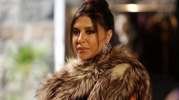 <p><span style="color:#FF0000"><strong>"BEN OYUNCUYUM HER KALIBA GİRERİM"</strong></span></p>

<p><strong>Uzun s&uuml;redir ekranlardan uzak kalan &uuml;nl&uuml; oyuncu, "Nasıl bir rolle ekrana d&ouml;nmek istersiniz?" sorusuna ise ş&ouml;yle yanıt verdi:</strong></p>

<p><strong>"Salon kadınını oynarım ama s&uuml;rekli kendimi tekrarlamak istemiyorum. Ancak ben oyuncuyum, her kalıba girerim."</strong></p>
