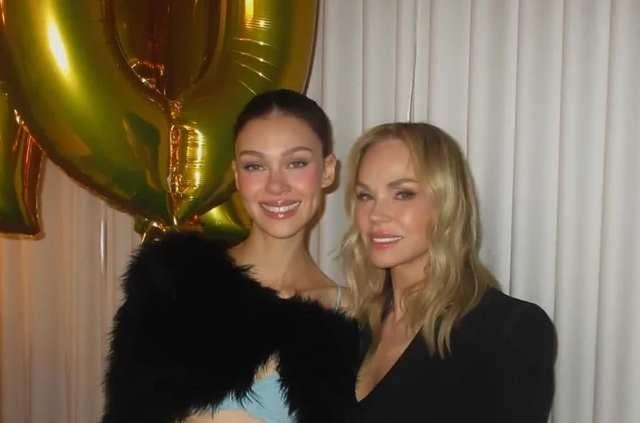 <p><strong>S&ouml;z konusu tarihin Birleşik Krallık'ta Anneler G&uuml;n&uuml; olarak kutlanması, Beckham'ın tercihini daha manidar hale getirdi. Kendi annesi Victoria Beckham i&ccedil;in herhangi bir kutlama mesajı yayımlamayan Brooklyn, kayınvalidesiyle &ccedil;ekilmiş bir karesini sosyal medyada paylaştı.</strong></p>

<p>&nbsp;</p>
