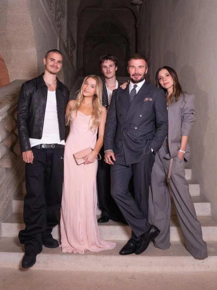 <p><strong>David Beckham, eski fotoğraflar eşliğinde <span style="color:#800080"><em>"Seni seviyoruz"</em></span> notunu paylaşırken, Victoria Beckham da <span style="color:#800080">"Doğum g&uuml;n&uuml;n kutlu olsun Brooklyn, seni &ccedil;ok seviyoruz"</span> mesajıyla Brooklyn'in doğum g&uuml;n&uuml;n&uuml; kutlamıştı.</strong></p>
