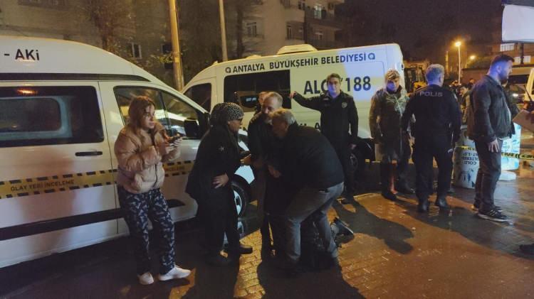 <p><span style="color:#A52A2A"><strong>B&Ouml;LGEYE EKİPLER SEVK EDİLDİ&nbsp;</strong></span></p>

<p>&nbsp;</p>

<p>Tabanca sesini duyan &ccedil;evredeki vatandaşların ihbarı &uuml;zerine olay yerine &ccedil;ok sayıda polis ve sağlık ekibi sevk edildi.</p>
