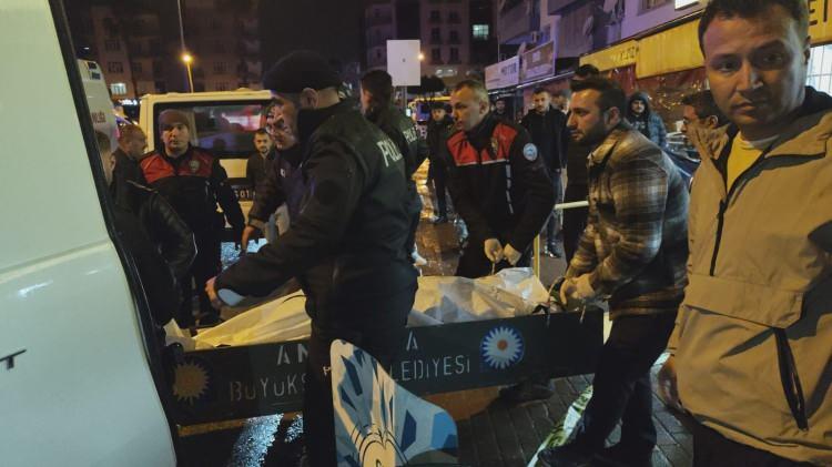 <p>Olayı duyarak olay yerine gelen Hasan Şimşek'in anne, baba ve yakınları feryatlarıyla ortalığı inletti.&nbsp;</p>
