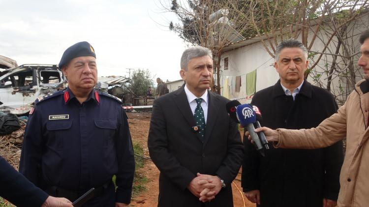 <p>Olayın ardından yangın b&ouml;lgesine gelerek incelemelerde bulunan Antalya Valisi Hulusi Şahin, "Bu gece maalesef &ccedil;ok felaket bir hadise yaşadık. Bayram sabahına Antalyalılar acı bir haberle uyandı. Sera iş&ccedil;ilerinin kaldığı konteynerlerde gece 02.00 sıralarında sebebini hen&uuml;z tespit edemediğimiz bir yangın &ccedil;ıkıyor. 3 konteyner alev alıyor ve burada bir anne ile en k&uuml;&ccedil;&uuml;ğ&uuml; 4, en b&uuml;y&uuml;ğ&uuml; 9 yaşında 5 &ccedil;ocuğu olmak &uuml;zere 6 kişi hayatını kaybediyor. Hepsine Allah'tan rahmet diliyorum. 5 yaralı var, yaralılardan birisinin durumu hayati tehlikesi bulunacak şekilde takip ediliyor. Diğerlerinin durumu iyi.&nbsp;</p>
