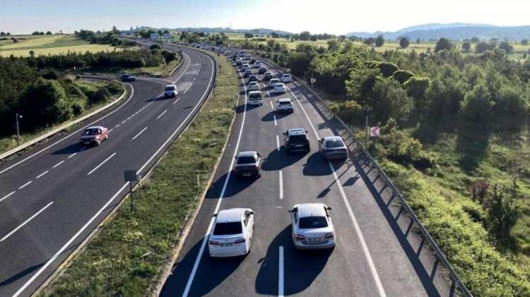 <p><span style="color:#B22222"><strong>ŞEHİRLER ARASI G&Uuml;ZERGAHLARDA 10 KM/S'LİK T&Ouml;LERANS UYGULANACAK</strong></span></p>

<p>&nbsp;</p>

<p>A&ccedil;ıklamaya g&ouml;re hız sınırı ihlallerinde şehir i&ccedil;i yollarda 5 km/s, şehirler arası g&uuml;zerg&acirc;hlarda ise 10 km/s&rsquo;lik tolerans uygulanacak. Bu sınırların aşılması durumunda s&uuml;r&uuml;c&uuml;ler, ihlalin seviyesine g&ouml;re kademeli para cezalarıyla karşı karşıya kalacak.</p>
