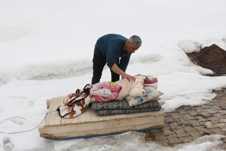 <p>Daha &ouml;nce inşaatlarda &ccedil;alıştığını ancak &ccedil;ocuklarına bakmak zorunda olduğu i&ccedil;in şu an &ccedil;alışamadığını belirten Karaman, şunları s&ouml;yledi:&nbsp;</p>
