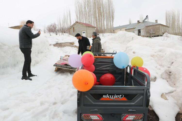 <p>Bisikleti teslim eden Dernek Başkanı Onur Akman, insanlık g&ouml;revini yerine getirmeye &ccedil;alıştıklarını s&ouml;yledi.</p>
