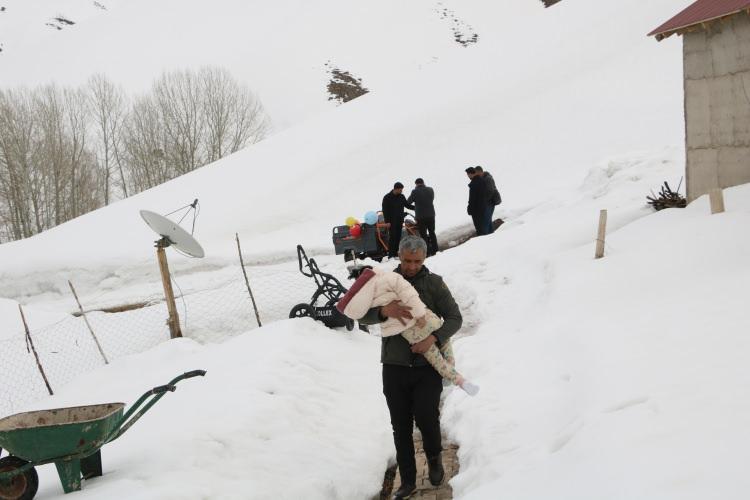 <p><span style="color:#A52A2A"><strong>TEK G&Ouml;Z ODADA YAŞIYOR&nbsp;</strong></span></p>

<p>&nbsp;</p>

<p>Tek odalı toprak evde zorlu şartlarda yaşamlarını s&uuml;rd&uuml;rd&uuml;klerini anlatan Karaman, &ccedil;ocuklarının ihtiya&ccedil;larını karşılamakta g&uuml;&ccedil;l&uuml;k &ccedil;ektiğini belirtti.&nbsp;</p>
