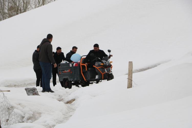 <p>Bu arada Van'da faaliyet g&ouml;steren D&uuml;nyada Son Umut Derneği tarafından 6 yaşındaki engelli Pınar Karaman'a elektrikli bisiklet hediye edildi.&nbsp;</p>
