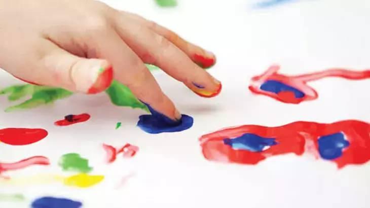 <p><strong>Ticaret Bakanlığı, &ccedil;ocuk sağlığını korumaya y&ouml;nelik y&uuml;r&uuml;tt&uuml;ğ&uuml; denetimler kapsamında Collex markasına ait "6 Renk Parmak ve Y&uuml;z Boyası" setini incelemeye aldı.&nbsp;</strong></p>
