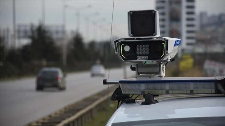 <p>Ramazan Bayramı tatili &ouml;ncesinde yola &ccedil;ıkmaya hazırlanan milyonlarca s&uuml;r&uuml;c&uuml;y&uuml; yakından ilgilendiren bir duyuru geldi. Emniyet Genel M&uuml;d&uuml;rl&uuml;ğ&uuml;, sabit radar noktalarını kamuoyuyla paylaşarak denetimlerin artırılacağını bildirdi.</p>
