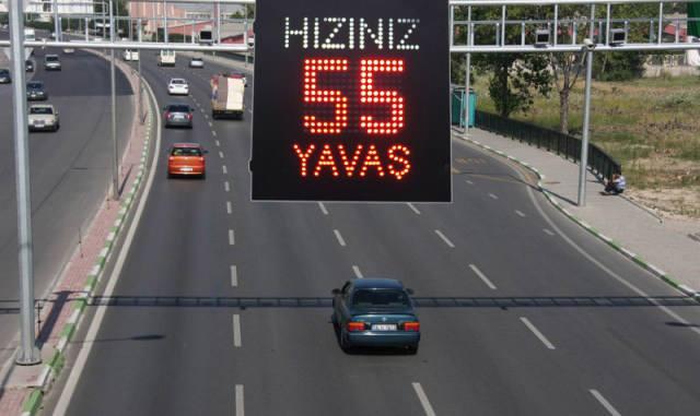 <p><span style="color:#B22222"><strong>HIZ İHLALLERİNE KESİLECEK CEZALAR:</strong></span></p>

<p>&nbsp;</p>

<p>Şehir i&ccedil;i hız ihlalleri (genel limit 50 km/s, ceza 56 km/s'ten başlıyor):</p>

<p>&nbsp;</p>

<p>6-10 km aşım: 2 bin TL</p>

<p>11-15 km: 4 bin TL</p>

<p>16-20 km: 6 bin TL</p>

<p>21-25 km: 8 bin TL</p>

<p>26-35 km: 12 bin TL</p>

<p>36-45 km: 15 bin TL</p>

<p>46-55 km: 20 bin TL</p>

<p>56-65 km: 25 bin TL</p>

<p>66 km ve &uuml;zeri: 30 binTL</p>
