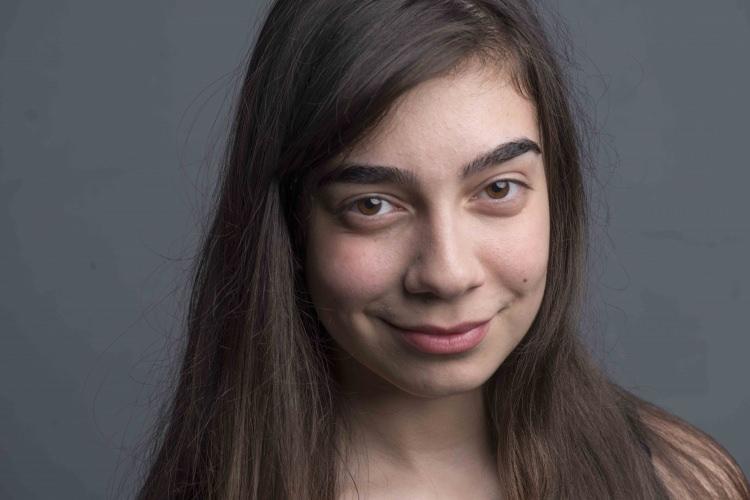 <p><strong>Yayınlandığı d&ouml;nemin en sevilen dizilerinden biri olan<span style="color:#800000"> 'Alemin Kralı'ncz&nbsp;</span>oynadığı <span style="color:#800000">'Oben Kral'</span> karakteriyle hafızlara kazınan oyuncu<span style="color:#800000"> Birsu Demir,</span> ge&ccedil;tiğimiz ay babasını kaybetmesiyle yıkılmıştı.</strong></p>
