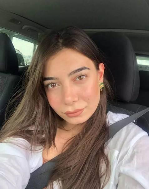 <p><strong>Babasını kaybetmenin h&uuml;zn&uuml;yle zor g&uuml;nler ge&ccedil;iren gen&ccedil; oyuncu, Ramazan Bayramında sosyal medya hesabından yaptığı paylaşımla takip&ccedil;ilerini derin bir h&uuml;zne boğdu.</strong></p>
