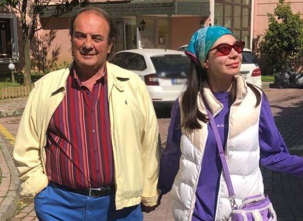 <p><strong><span style="color:#800000">Keşke sabah beni uyandırsan, &ccedil;ocukluğumdaki gibi bir bayram sabahı yanında g&ouml;t&uuml;rseydin işe. Seni &ccedil;ok seviyorum" </span>notunu d&uuml;şt&uuml;.</strong></p>
