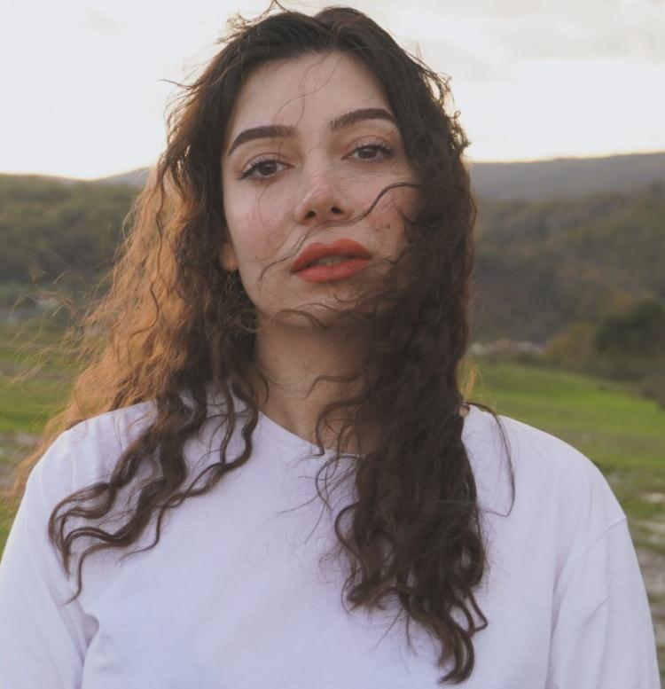 <p><span style="color:#800000"><strong>"BİR İNSAN NASIL EKSİK KALIRMIŞ ŞİMDİ ANLADIM"</strong></span></p>

<p><strong>&Uuml;nl&uuml; oyuncu, 6 şubat 2026 tarihinde vefat eden babasına şu s&ouml;zlerle veda etmişti:</strong></p>

<p><span style="color:#800000"><strong>İlk aşkım, zorlu sevdam. Dağlar, denizler, yollar, şiirler, renkler ve bize anlattığın y&uuml;zlerce masal y&uuml;reğimin i&ccedil;inde bir sızı artık. Bir insan nasıl eksik kalırmış şimdi anladım.</strong></span></p>
