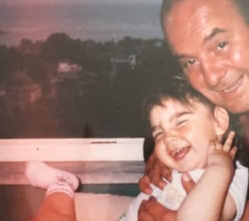 <p><span style="color:#800000"><strong>Sen gittiğinden beri ay hi&ccedil; doğmadı. Birlikte izlediğimiz yıldızların hi&ccedil;bir anlamı kalmadı. Ablam da seni anarken aynı c&uuml;mleleri kurmuş. &Ccedil;&uuml;nk&uuml; sen bize yalnız doğayı değil, hayatta her şeyin, herkesin sevilebilir olduğunu &ouml;ğrettin.</strong></span></p>
