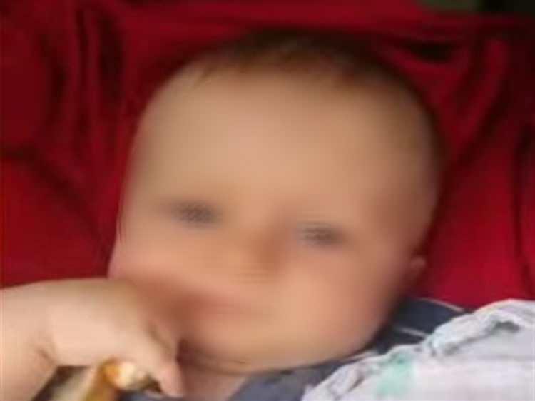 <p><span style="color:#A52A2A"><strong>BAŞSAVCI DURUMDAN Ş&Uuml;PHELEDNİ&nbsp;</strong></span></p>

<p>&nbsp;</p>

<p>Umut K., 2 yıl &ouml;nce ge&ccedil;irdiği kalp krizi sonucu hayatını kaybetti. Babaanne Hanife S.'nin de duruşmaya gelmemesi &uuml;zerine hakkında arama kararı &ccedil;ıkarıldı.</p>

<p>&nbsp;</p>

<p>G&ouml;zaltına alınan Hanife S., haftada bir kez polise giderek imza atması şartıyla serbest bırakıldı. <strong><em>Hanife S., diğer duruşmalara da katılmayınca, durumundan ş&uuml;phelenen</em></strong> Mustafakemalpaşa İl&ccedil;e Cumhuriyet Başsavcısı Yusuf Canik, Bursa İl Emniyet M&uuml;d&uuml;r&uuml; Kadir G&ouml;kce'ye bilgi verdi.</p>

<p>&nbsp;</p>

<p>Bunun &uuml;zerine 6 kişiden oluşturulan &ouml;zel bir ekiple Hanife S., g&uuml;n&uuml;n 24 saati dronun da kullanıldığı takibe alındı.</p>
