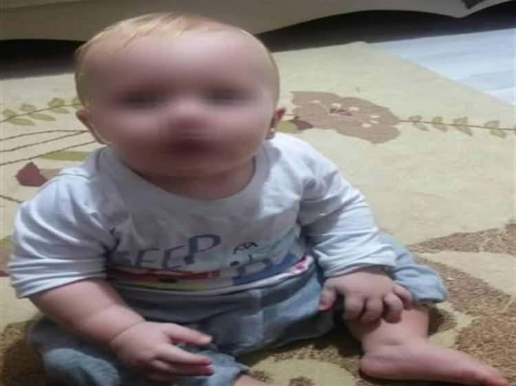 <p><span style="color:#A52A2A"><strong>İSMİNİ AHMET OLARAK BİLDİĞİ ORTAYA &Ccedil;IKTI&nbsp;</strong></span></p>

<p>&nbsp;</p>

<p>Annesi olduğu s&ouml;ylenmeyen Nazar&rsquo;ı uzaktan g&ouml;r&uuml;p konuşan Rebecca S. &uuml;lkesine geri d&ouml;nd&uuml;.&nbsp;</p>

<p>&nbsp;</p>

<p>Nazar S.&rsquo;nin adını Ahmet olarak bildiği, ismi sorulduğunda <strong><em>&ldquo;Benim adım Ahmet&rdquo; </em></strong>dediği belirtildi.</p>
