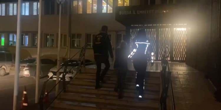 <p><span style="color:#A52A2A"><strong>5 YILA KADAR HAPİS İSTEMİYLE YARGILANABİLECEKLER&nbsp;</strong></span></p>

<p>&nbsp;</p>

<p>Olayla ilgili soruşturma s&uuml;rerken, tutuklanan babaanne Hanife S. ile akrabası Recai M. hakkında Asliye Ceza Mahkemesi'nde,<em><strong>"Kişiyi h&uuml;rriyetinden yoksun kılma"</strong></em> su&ccedil;undan 5 yıla kadar hapis cezası istemiyle dava a&ccedil;ılabilecek.</p>

<p>&nbsp;</p>

<p><em><strong>KAYNAK: DHA</strong></em></p>

<p>&nbsp;</p>
