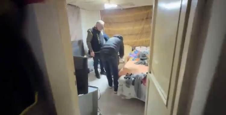 <p>Mustafakemalpaşa Cumhuriyet Başsavcısı Canik'in talimatıyla, &ccedil;ocuğun ka&ccedil;ırılmasında ş&uuml;pheli g&ouml;r&uuml;len kişilerin evlerine belirli aralıklarla baskın d&uuml;zenlendi.</p>

<p>&nbsp;</p>

<p>Fiziki ve teknik takibe alınan ş&uuml;phelilerin korkup birbirleriyle yaptıkları konuşmaları dinleyen ekipler, yapılan takipte gittiği yerden tekrar ge&ccedil;meyen, dikkat &ccedil;ekmemek i&ccedil;in g&uuml;n i&ccedil;eresinde s&uuml;rekli kıyafet değiştiren Hanife S.'nin, akrabalarının evinde sakladığı torununu alıp, gizlice harabeye d&ouml;n&uuml;şen eve getirip burada alıkoyduğu bilgisine ulaştı.</p>

<p>&nbsp;</p>

<p>Daha &ouml;nce &ccedil;ocuğun ka&ccedil;ırılması nedeniyle g&ouml;zaltına alınıp <strong><em>adli kontrol şartıyla serbest bırakılan Hanife S.'nin kaldığı belirlenen eve baskın d&uuml;zenlendi.</em></strong></p>
