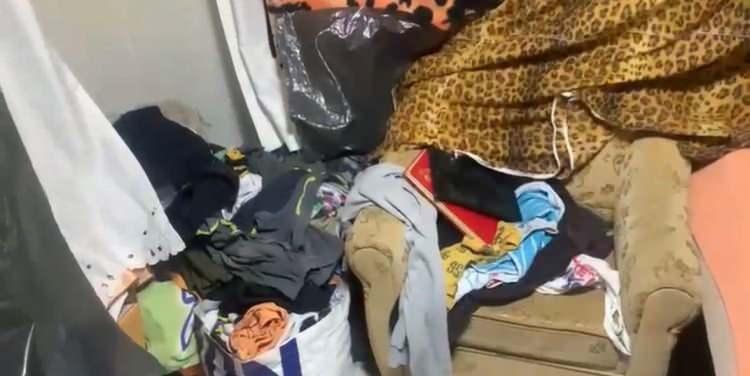 <p><span style="color:#A52A2A"><strong>NAZAR &Ccedil;&Ouml;P VE KIYAFETLERİN ARASINDA BULUNDU&nbsp;</strong></span></p>

<p>&nbsp;</p>

<p><strong><em>Nazar S., evde &ccedil;&ouml;p ve kıyafet yığınlarının arasında bulundu.&nbsp;</em></strong></p>

<p>&nbsp;</p>

<p>O anlar kameraya da yansıdı.&nbsp; K&uuml;&ccedil;&uuml;k &ccedil;ocuk, mahkeme kararıyla Bursa Sosyal Hizmetler İl M&uuml;d&uuml;rl&uuml;ğ&uuml;'ne teslim edilip devlet korumasına alınırken, babaanne Hanife S. ile evin sahibi olan Umut K.'nin halasının oğlu Recai M. tutuklanarak cezaevine g&ouml;nderildi.</p>
