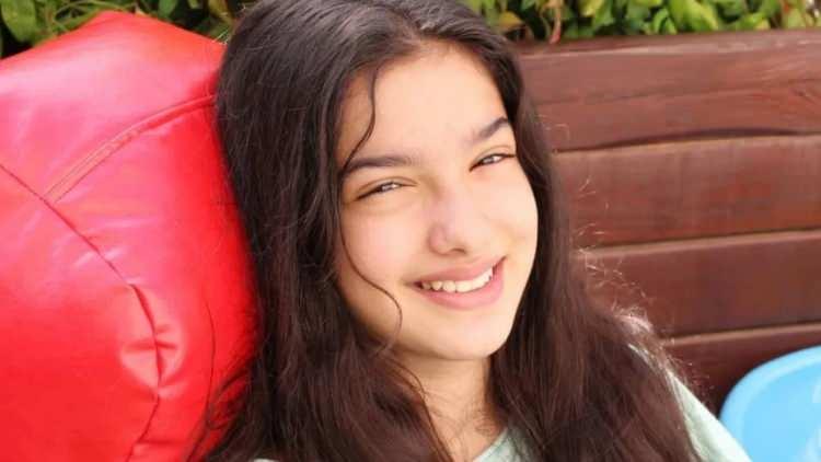 <p><strong>&Ccedil;ocuk oyuncu K&uuml;bra S&uuml;zg&uuml;n, yıllar &ouml;nce 'Kadın' dizisindeki rol arkadaşı &Ouml;zge &Ouml;zpirin&ccedil;&ccedil;i'nin y&ouml;nlendirmesiyle tanıştığı bir avukat tarafından dolandırıldığını a&ccedil;ıklamıştı.</strong></p>
