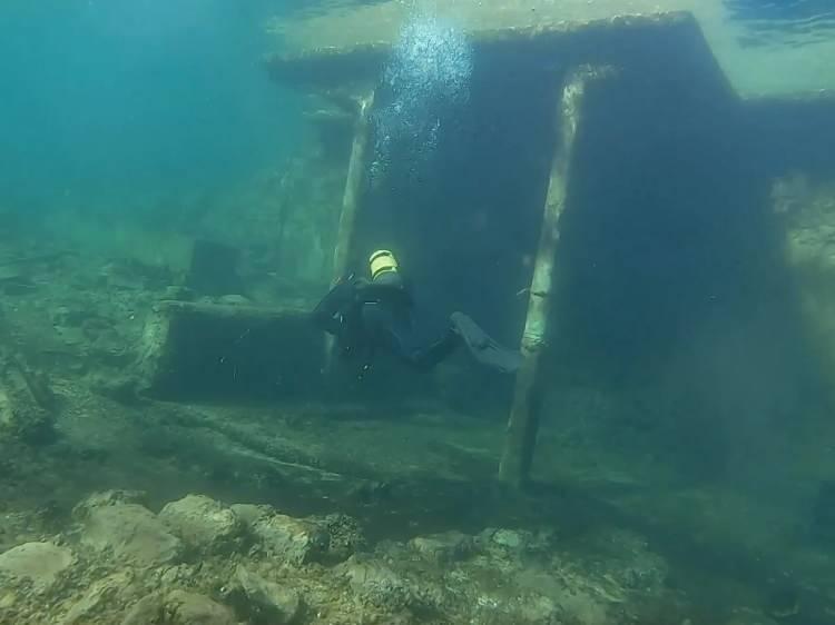 <p>Uzun s&uuml;redir suyun altında kalan bu eserlerin b&uuml;y&uuml;k &ouml;l&ccedil;&uuml;de ayakta kalması b&ouml;lgenin tarihi değerini daha da artırdı.</p>
