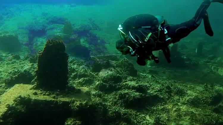 <p>BİZANS'TAN KALAN HAMAM DA SULAR ALTINDA</p>

<p>Eğil'de yalnızca İslam d&ouml;nemine ait yapılar değil, Bizans d&ouml;nemine uzanan izler de bulunuyor. Peygamber t&uuml;rbeleri ile kale arasında yer alan Deran Hamamı da baraj suları altında varlığını s&uuml;rd&uuml;r&uuml;yor. Bu durum, il&ccedil;enin farklı medeniyetlerin izlerini bir arada taşıyan nadir yerlerden biri olduğunu g&ouml;steriyor.</p>
