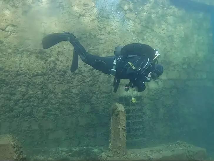 <p>UZMANLAR: SU ALTI ARKEOLOJİSİ İ&Ccedil;İN B&Uuml;Y&Uuml;K FIRSAT</p>

<p>Uzmanlara g&ouml;re Dicle Baraj G&ouml;l&uuml;'n&uuml;n altında kalan bu yapılar, su altı arkeolojisi a&ccedil;ısından &ouml;nemli bir potansiyel barındırıyor. Prof. Dr. İrfan Yıldız, konuyla ilgili şu değerlendirmeyi yapıyor:</p>

