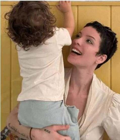 <p><strong>Daha &ouml;nce de oğlu Ender'e s&ouml;ylediği T&uuml;rk&ccedil;e s&ouml;zc&uuml;klerle yoğun ilgi g&ouml;ren Halsey, bayram mesajında da T&uuml;rk&ccedil;e detayına yer vermeyi es ge&ccedil;medi.</strong></p>
