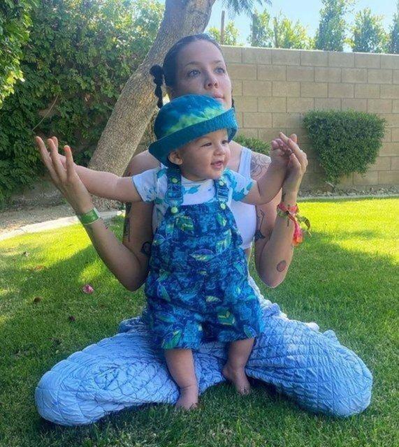 <p><strong>&Uuml;nl&uuml; senarist Alev Aydın ile "Ender Ridley" isimli bir oğlu bulunan ve sık sık T&uuml;rk k&uuml;lt&uuml;r&uuml;ne dair paylaşımlarda bulunan &uuml;nl&uuml; yıldız, bu kez sosyal medya hesabından takip&ccedil;ilerinin Ramazan Bayramı'nı kutladı.</strong></p>
