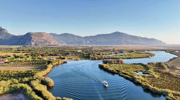 <p>Dalyan Kanalı, labirenti andıran sazlıklarıyla havadan dronla g&ouml;r&uuml;nt&uuml;lendi. Dalaman, Ortaca, K&ouml;yceğiz Turistik Otel ve Turizm İşletmecileri Birliği (DOKTOB) Başkanı Y&uuml;cel Okutur, &ldquo;Bu ekosistem d&uuml;nyada nadir bulunan bir labirent şeklindedir" dedi.</p>
