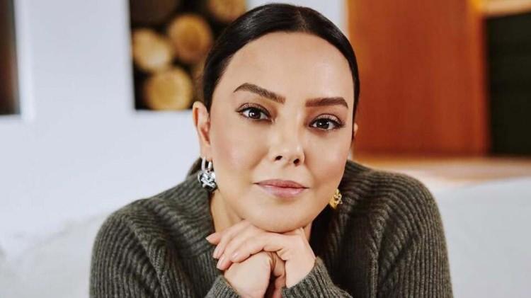 <p><strong>T&uuml;rk m&uuml;ziğinin g&uuml;&ccedil;l&uuml; sesi<span style="color:#4B0082"> Ebru G&uuml;ndeş</span>, uzun s&uuml;redir yaşamını Dubai'de s&uuml;rd&uuml;r&uuml;yordu. &Uuml;nl&uuml; sanat&ccedil;ı, işleri nedeniyle bir İstanbul'a geldi.</strong></p>
