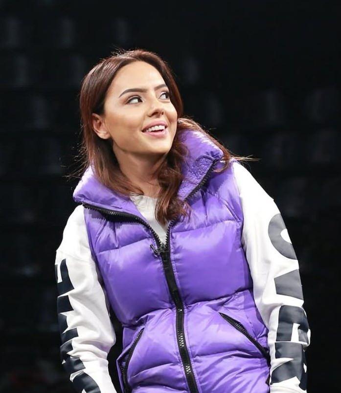 <p><strong>Ancak bu sırada Dubai'de aniden artan gerilim ve f&uuml;ze saldırıları sonrası hava sahası kapatılınca, G&uuml;ndeş'in kızı<span style="color:#4B0082"> Alara</span>, şehirde mahsur kaldı.</strong></p>
