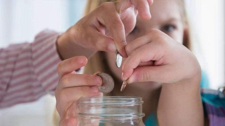 <p>2026 BAYRAM HAR&Ccedil;LIK TARİFESİNİ A&Ccedil;IKLADI</p>

<p>"&Ccedil;ocuklar bile bu yıl har&ccedil;lıklara zam yapmış" diyerek ekranlardan izleyenlere seslenen Erken, yeni har&ccedil;lıkları duyurdu.</p>
