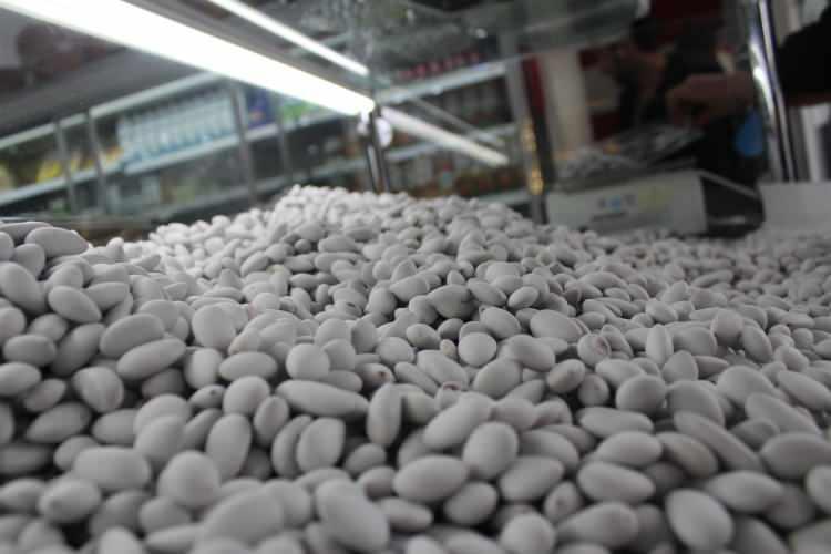 <p><strong>2 saatlik bir işlem sonucunda &uuml;retilen badem şekeri Elazığlılar i&ccedil;in kan şekerini dengeleyen eşsiz bir lezzet.</strong></p>
