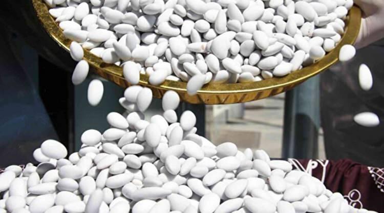 <p><span style="color:#B22222"><em><strong>Elazığ&rsquo;ın misafirperverliğini g&ouml;zler &ouml;n&uuml;ne seren ve 'beyaz altın' olarak anılan badem şekeri, yıllardır baş tacı olmaya devam ediyor. Geleneksel ustalığı ve yerel dokunuşları harmanlayan bu eşsiz lezzet, Ramazan bereketiyle 10 tonluk devasa bir &uuml;retim hacmine ulaşarak bu yıl da satış rekorları kırdı.</strong></em></span></p>
