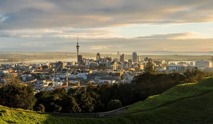 <p><span style="color:#B22222"><strong>AUCKLAND</strong></span></p>

<p>İzole konumuyla g&uuml;venlik ve g&uuml;&ccedil;l&uuml; yaşam standartları sunuyor.</p>
