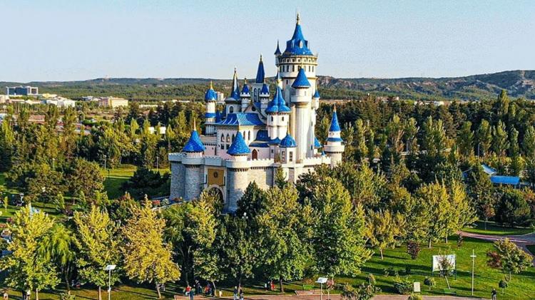 <p><span style="color:#B22222"><strong>ESKİŞEHİR</strong></span></p>

<p>Planlı şehir yapısı ve &ouml;ğrenci n&uuml;fusu ile yaşanabilir.</p>
