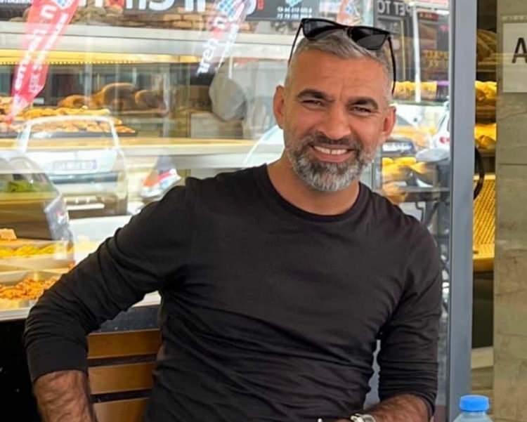 <p><span style="color:#A52A2A"><strong>SİLAHLI SALDIRIYA UĞRADILAR&nbsp;</strong></span></p>

<p>&nbsp;</p>

<p>Fırının işletmecisi<span style="color:#A52A2A"><strong><em> eski Aydınspor Kul&uuml;b&uuml; Başkanı Erhan &Ouml;zl&uuml;er ve kardeşi Ayhan &Ouml;zl&uuml;er,</em></strong></span> daha &ouml;nce yanlarında &ccedil;alışan ve bir s&uuml;re ortalık yaptıkları Umut Kuru'nun silahlı saldırısına uğradı.</p>
