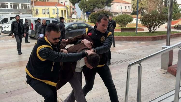 <p><span style="color:#A52A2A"><strong>İLK İFADESİ&nbsp;</strong></span></p>

<p>&nbsp;</p>

<p>Kuru ifadesinde şunları s&ouml;yledi:&nbsp;</p>

<p>&nbsp;</p>

<p><em><strong>"Daha &ouml;nce yanlarında &ccedil;alıştığım &Ouml;zl&uuml;er kardeşlerin İzmir&rsquo;deki şubesini yaklaşık 10 milyon lira karşılığında devraldım.&nbsp;</strong></em></p>
