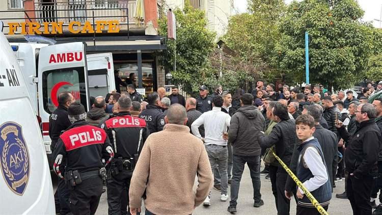 <p><span style="color:#A52A2A"><strong>&Ouml;NCE KARDEŞİNİ SONRA AĞABEYİNİ &Ouml;LD&Uuml;RD&Uuml;&nbsp;</strong></span></p>

<p>&nbsp;</p>

<p>İfadesinde devamında olaydan bir g&uuml;n &ouml;nce telefonda alacak meselesini konuşurken kendisine tehditte bulunulup, k&uuml;fredildiğini ileri s&uuml;ren Kuru, <strong><em>"Bayramlaşma bahanesiyle Aydın'a gelip, iki kardeşin işlettiği fırına gittim. <span style="color:#A52A2A">Birlikte &ccedil;ay i&ccedil;erken alacak konusu a&ccedil;ıldı. </span>&Ouml;nce Ayhan &Ouml;zl&uuml;er ardından da ağabeyi Erhan &Ouml;zl&uuml;er'i yanımdaki tabancayla &ouml;l&uuml;rd&uuml;m. Ka&ccedil;arken de yakalandım."</em></strong> diye konuştu.&nbsp;</p>
