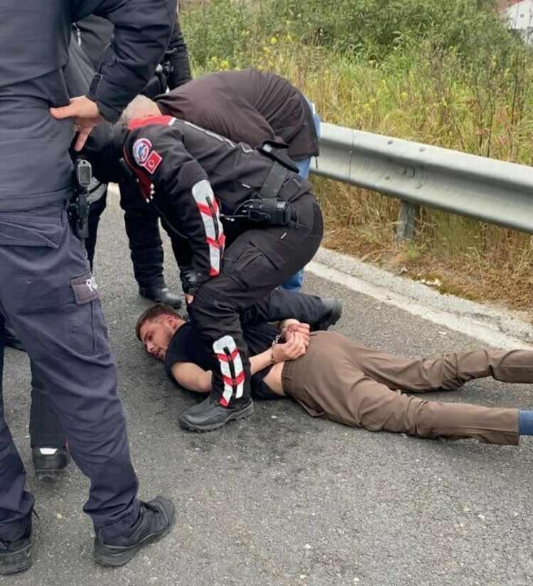 <p><span style="color:#A52A2A"><strong>&Ccedil;İFTTE CİNAYETİ İTİRAF ETTİ&nbsp;</strong></span></p>

<p>&nbsp;</p>

<p>G&ouml;zaltına alınan Umut Kuru, polisteki ifadesinde, su&ccedil;unu itiraf etti.&nbsp;</p>
