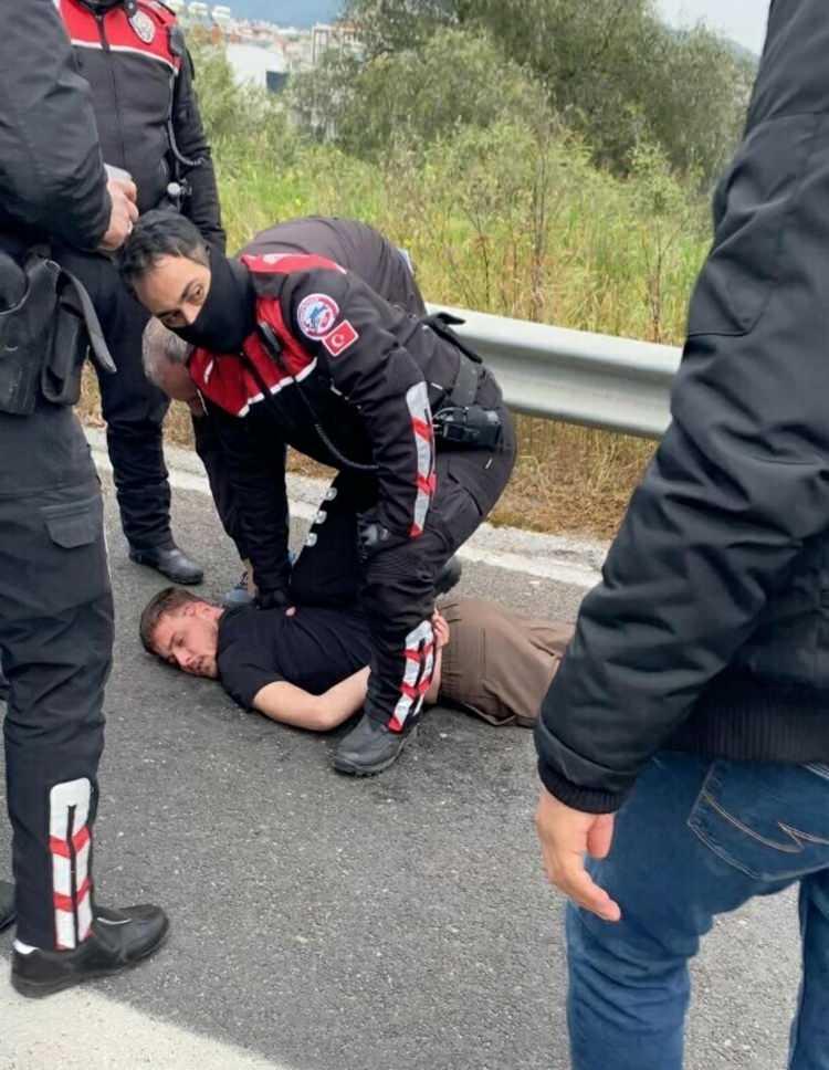 <p>Olayın ardından ka&ccedil;an Kuru, Aydın - İzmir Otoyolu'nda otomobilini durduran polis ekipleri tarafından yakalandı.</p>

