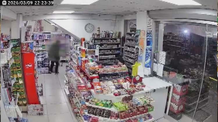 <p><span style="color:#A52A2A"><strong>7 &Ccedil;OCUK Ş&Uuml;PHELİ ADLİYEYE SEVK EDİLDİ</strong></span></p>

<p>&nbsp;</p>

<p>Akranlarına uyguladıkları şiddeti kayda alarak sanal medyada paylaşan 7 ş&uuml;pheli hakkında, 'Kişiyi h&uuml;rriyetinden yoksun kılma', 'Kasten yaralama' ve '&Ouml;zel hayatın gizliliğini ihlal' su&ccedil;larından işlem başlatıldı.</p>

<p>&nbsp;</p>

<p>Ş&uuml;phelilerin, emniyetteki işlemlerinin ardından adliyeye sevk edileceği &ouml;ğrenildi.</p>
